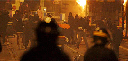 Per segona nit consecutiva s'han produït enfrontaments entre la policia i diversos grups de joves a la perifèria de París.